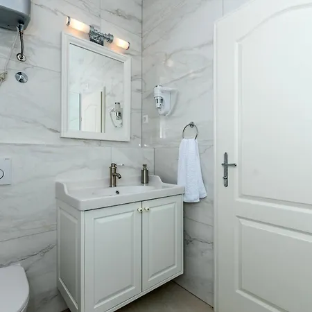 Marasovic & Deluxe شقة *